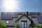 Imaginea prezintă colectoarele de pe o casă rezidențială ca simbol al combinației dintre pompa de căldură și energia termică solară.