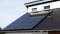 Imaginea prezintă un sistem fotovoltaic pe acoperiș pentru producerea de energie electrică, de exemplu pentru a alimenta un sistem de încălzire.