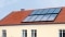 În imagine sunt prezentate panouri solare pe acoperiș, ca sistem de încălzire de rezervă.
