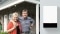 În imagine este prezentată familia Meyer, care a optat pentru tehnologia de condensare pe gaz Viessmann în combinație cu un sistem solar termic.